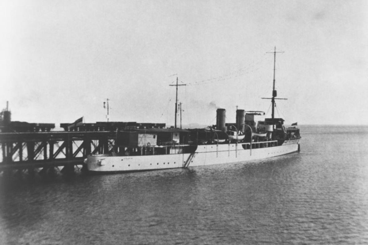 Vessel loading - Fort Hill Wharf.